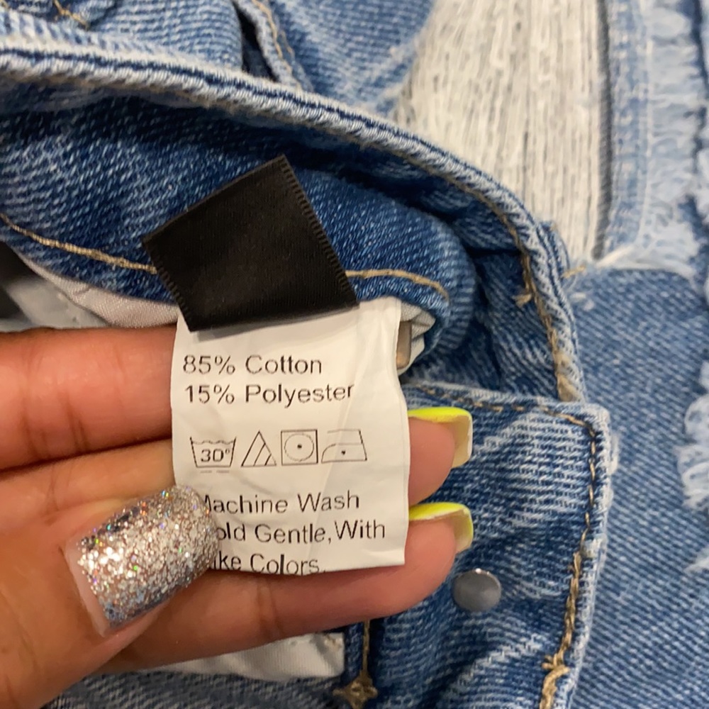 NWOT NEVER WORN LIGHT RIPPED TRENDY JEAN SHORTS - Picture 5 of 6